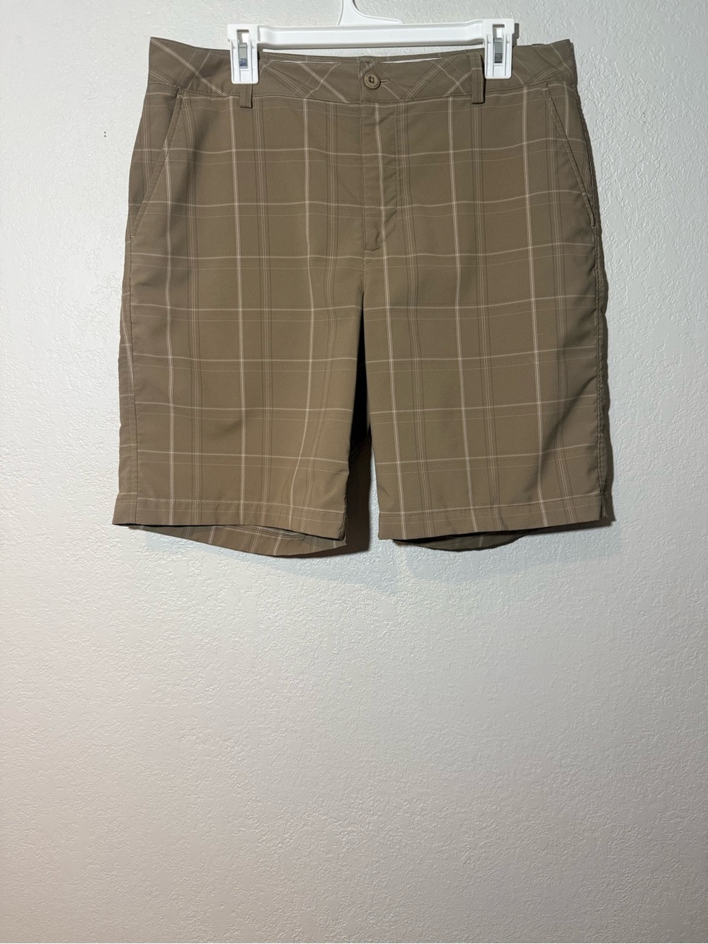 Under Armour- HeatGear Match Play Plaid Golf performance shorts. Size 34R